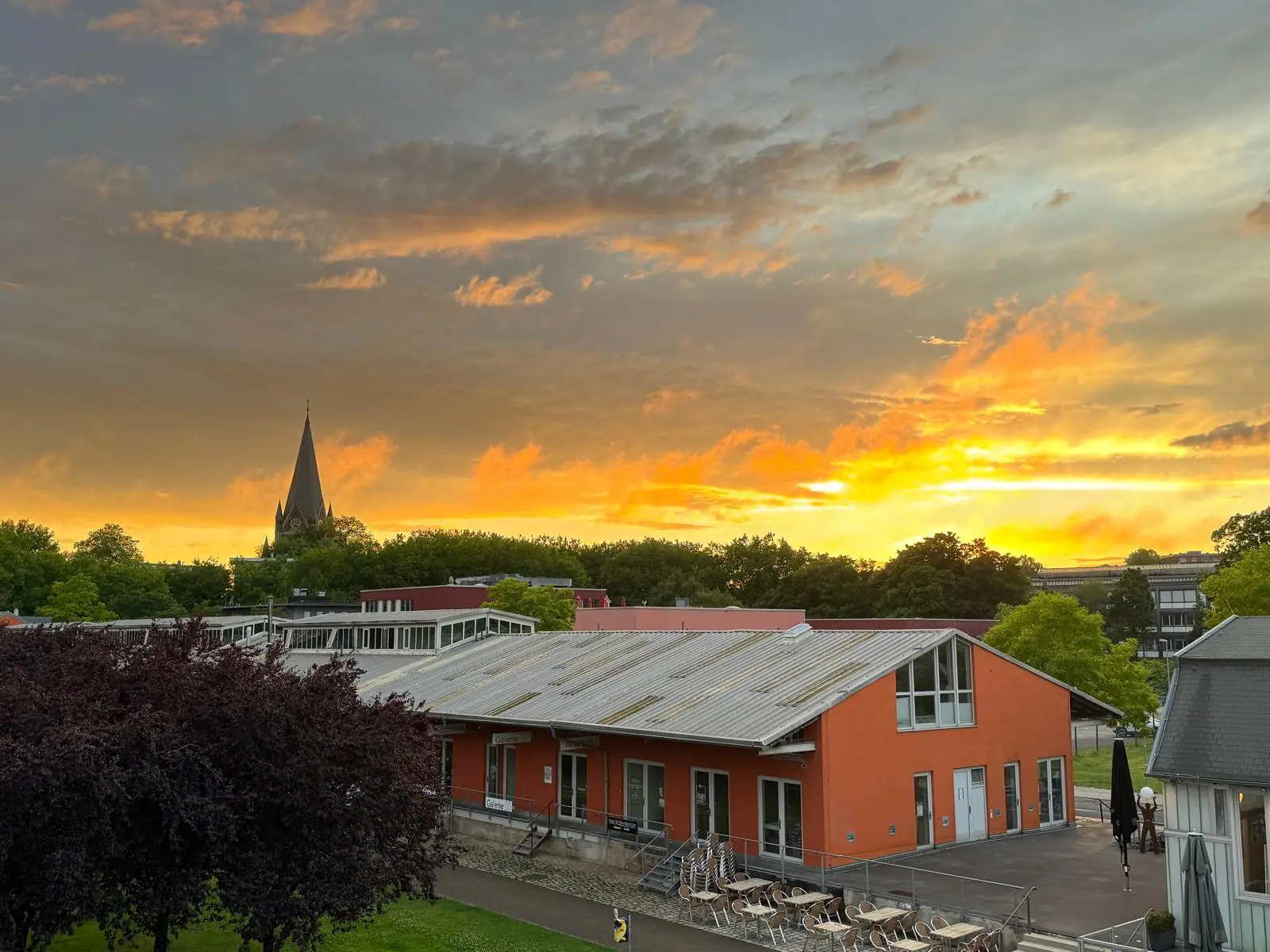 Solingen bei Sonnenuntergang – Standort der Geldexperten in der Bahnhofstraße
